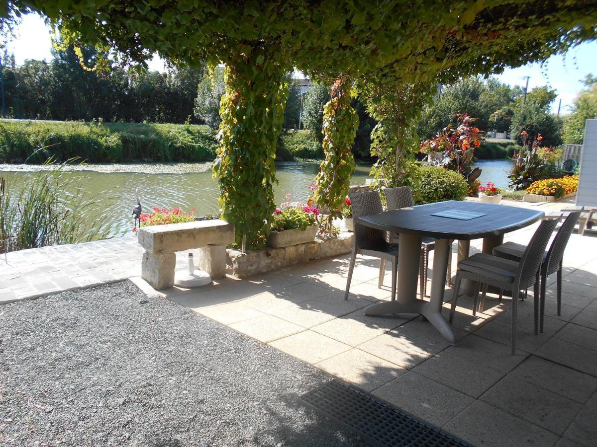 Marais Poitevin Bord Riviere Peche ,Barque, Velos, Wifi, Linge, Cheminee, Cuisine, Terrain De Boules La Taillee 外观 照片